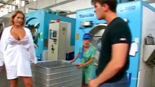 Laura Orsolya echando pasión en una fábrica en frente de los trabajadores