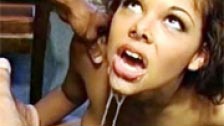 Sexo anal con la latina caliente sobre la mesa del trabajo