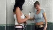 Dos chichonas en la regadera mojándose antes de ser echadas