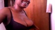 Una negra amigable, gordita y feliz, tras su webcam