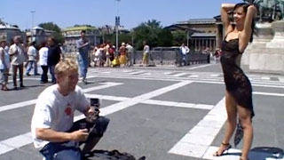 Angelina Crow cogiendo en Budapest al aire libre