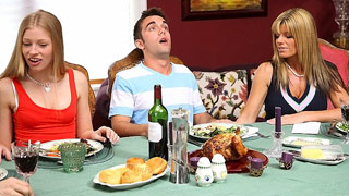 Kristal Summers y Avril Hall haciendo de mamá e hija