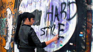 Jenny Hard chupando una verga en un callejón para luego coger