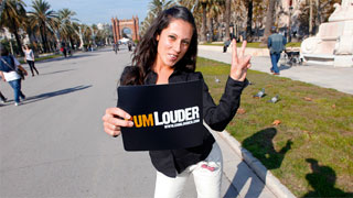 La española Noemí Jolie tragándose la leche después de una cogida