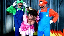 Brooklyn Chase haciendo de princesa Peach echando pasión con Mario y Luigi