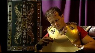 Renata Black y Daria Glower cogen con centuriones romanos