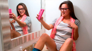 La estudiante Selma Sins cogiendo con un compañero en su cuarto