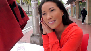 La asiática Lily Ocean abordada en la calle para proponerle coger