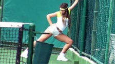 Carmen Caliente coge en el vestuario tras jugar un rato al tenis
