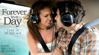 Maddy O'Reilly y Tyler Nixon echando pasión en el campo sobre una cobija