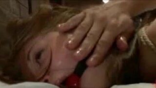 La joven Sensi Pearl amarrada y recibiendo los chingadazos de un sádico
