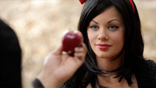 La bruja Jessica Drake se la pasa con Blancanieves, que es Riley Steele