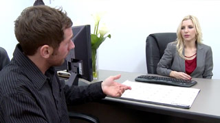 La secretaria Ashley Fires se echa un palo al repartidor en la oficina