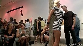 Courtney Taylor quiere ser dominada y humillada en un museo