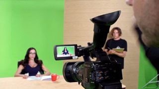 Ariella Ferrera presentando el noticiario en su versión más morbosa