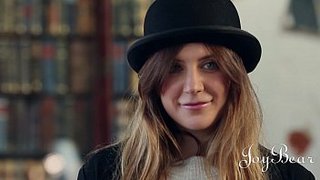 La actriz porno Samantha Bentley cogiendo con las piernas abiertas