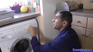 Lara, la señora morena, se lo hace con un plomero viejo