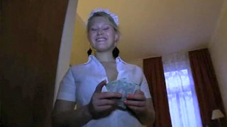 Anna hace de criada francesa sexy en una brutal cogida anal