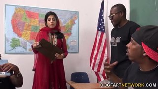 Nadia Ali es una maestra árabe que da clases a negros calientes
