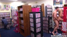 Cogiendo con Kayla Kayden entre los estantes de un sexshop