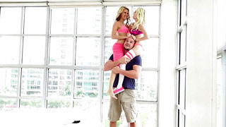 Las guarrillas Hope y Piper Perri hacen un trío de mujeres bajitas