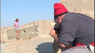 Sara May se echa un palito con un campesino en pleno bosque que usa barretina