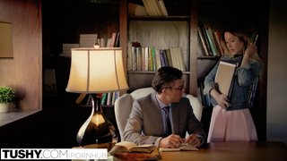 El profe se echa un palo en el culo de su dulce y joven alumna Goldie Ortiz