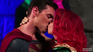 Britney Amber como Máxima intentando seducir a Superman