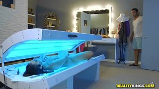 Violet Starr teniendo sexo con un desconocido en el bronceado