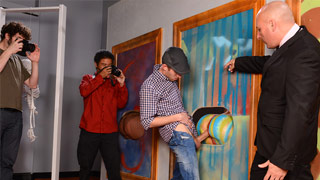 Cogiendo en la galería de arte con Richelle Ryan y Julie Cash