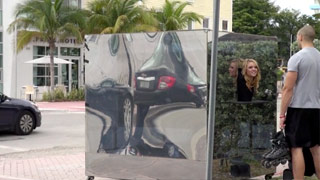 Alexis Monroe cogida en plena calle dentro de un cubo de cristal