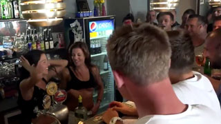 Las Gemelas Dellai echando pasión en un desmadre público en un bar