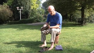 Alexis Crystal echando sobre el césped con un anciano