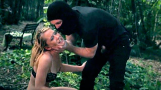 Simulación de violación intensa en una selva salvadoreña con Raylin Ann