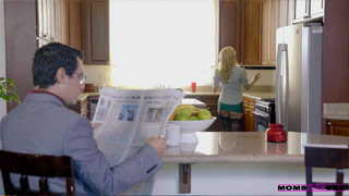 La MILF Alexis Fawx cogida por su propio hijo en el baño