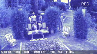 Mea Melone recibiendo su dosis de lechita adentro en el parque