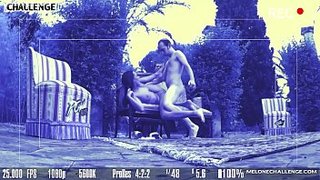 Mea Melone recibiendo su dosis de lechita adentro en el parque