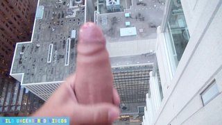 Karlie Montana comiéndose una verga en el borde de un rascacielos