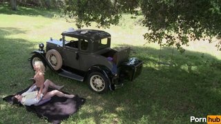 Videos porno vintage con Natasha Marley echando pasión en el campo