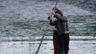 Lésbico en una balsa de troncos con Raven Rockette y Bree Daniels