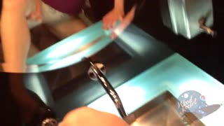 Veruca James echando un rapidín en un baño público