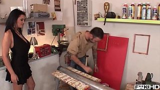 Madura tetona pagando al mecánico en el taller con sexo duro
