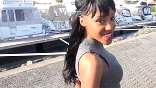 Cogiendo con Noemilk dentro de un yate en el puerto