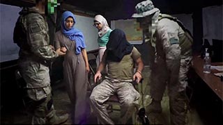 Broma sexual a un soldado en una base militar con chavas árabes