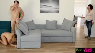 Madre atrapa a su hijo cogiendo con su hermanastra a escondidas