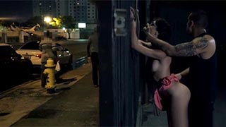 Lolita de gafas violada en un callejón oscuro a petición propia