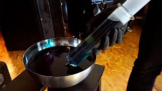 Dominatriz aplicando un enema con una jeringa enorme