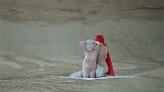 Video erótico artístico grabado en un desierto al estilo DUNE