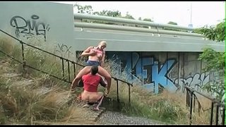 Parejita cogiendo al aire libre durante el fin de semana en lugares públicos