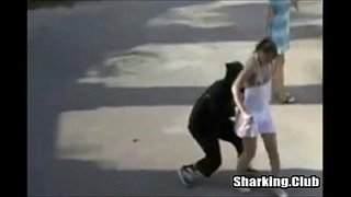 Recopilación de agarrones de pervertidos estilo sharking a viejas en la calle